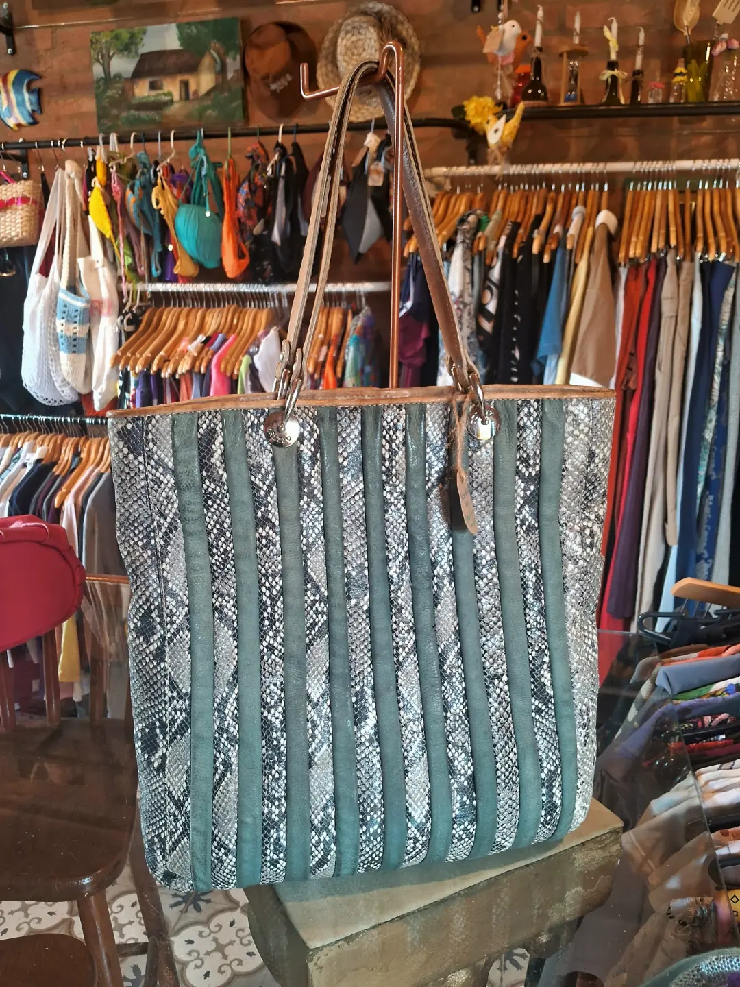 Bolsa com faixas de pele de cobra