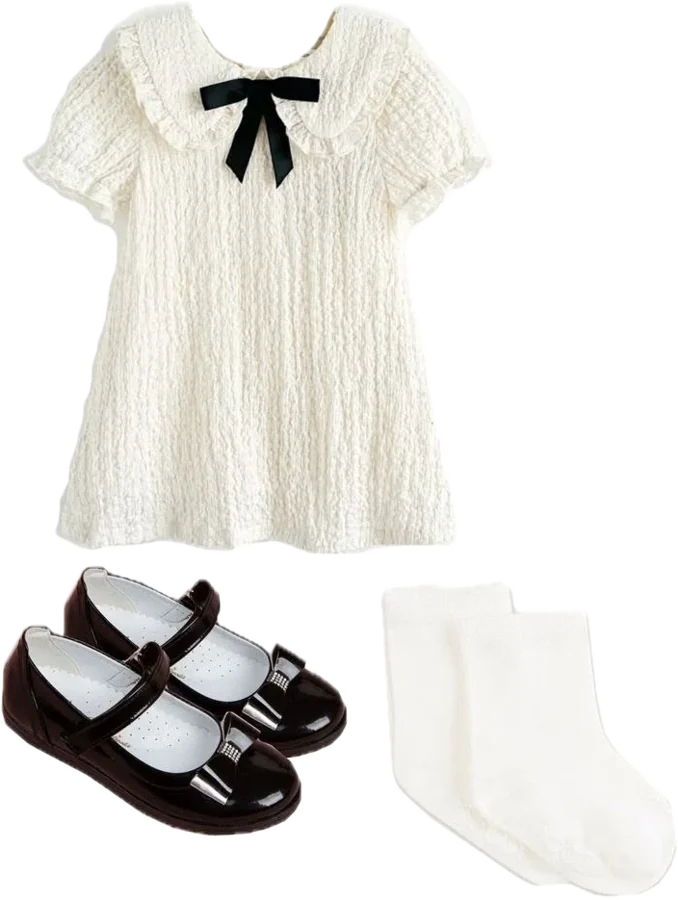 Vestido infantil branco com gola e laço preto, sapatilhas de verniz e meias brancas