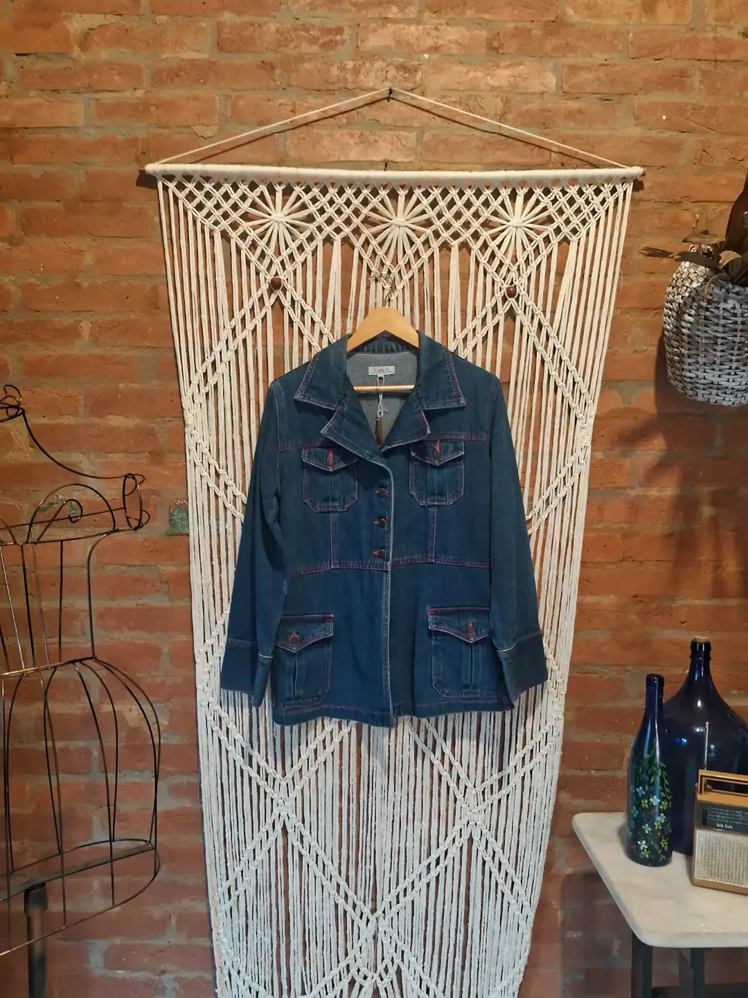 Jaqueta jeans com pesponto vinho