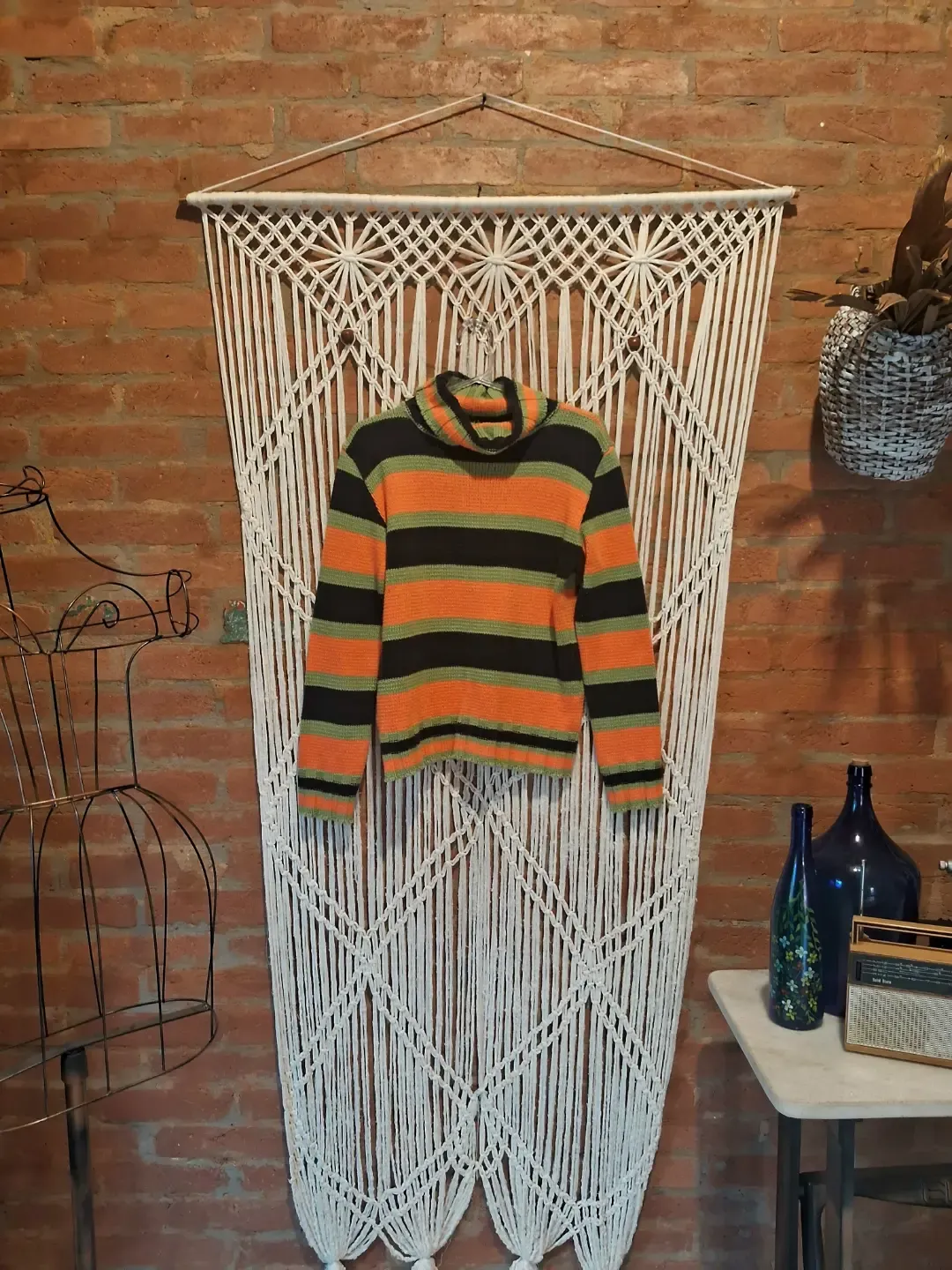 Tricô listrado laranja, verde e preto com gola alta
